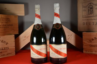 deux bouteilles de vin posées l'une à côté de l'autre sur une table