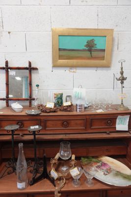 une commode en bois surmontée d'un miroir
