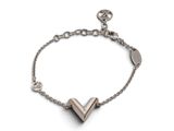 un gros plan d'un bracelet en argent orné d'un cœur