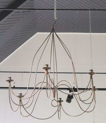 un lustre suspendu au plafond d'une pièce