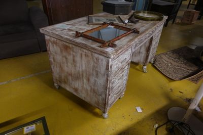une table sur laquelle est posé un miroir, au milieu d'une pièce