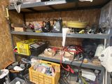 une pièce remplie de désordre et d'outils