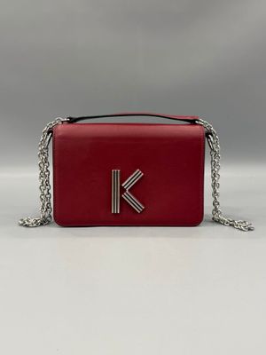 une pochette rouge ornée d'un logo « k » sur le devant