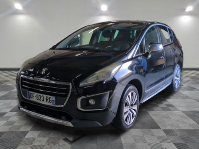 la petite voiture noire est garée dans une grande pièce