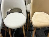 plusieurs chaises alignées
