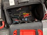 un sac contenant des outils, posé par terre