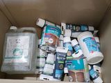 une boîte remplie de papier toilette et d'autres produits d'entretien