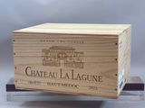 une boîte en bois sur laquelle figure une image du château de Lagonie