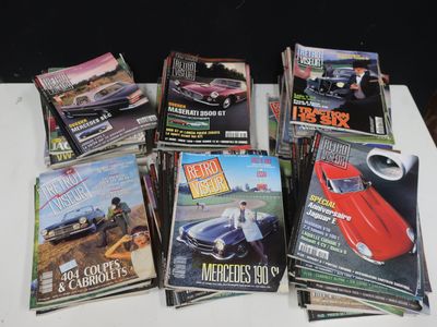 beaucoup de magazines posés sur une table