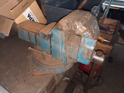une machine posée sur une table dans un garage