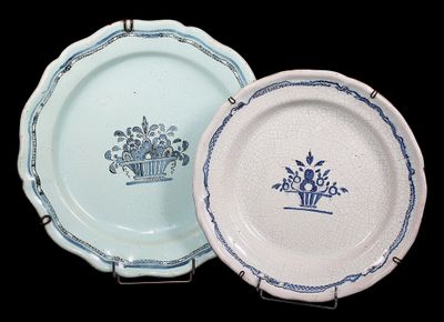 deux assiettes ornées de motifs bleus sur fond noir