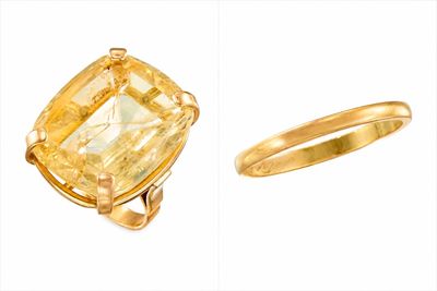 un gros plan d'une bague et d'une bague sertie d'une pierre jaune