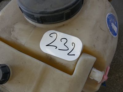 une pancarte apposée sur le flanc d'un char, sur laquelle figure le chiffre 23
