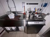 une cuisine équipée d'un évier, d'une cuisinière et d'un lave-vaisselle