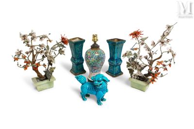 quatre vases et une figurine de dragon disposés les uns à côté des autres