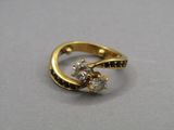 une image représentant une bague en or sertie de deux diamants