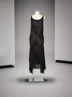 photographie en noir et blanc d'une robe sur un mannequin de vitrine