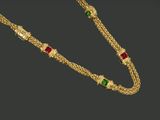un collier en or serti d'émeraudes et de rubis