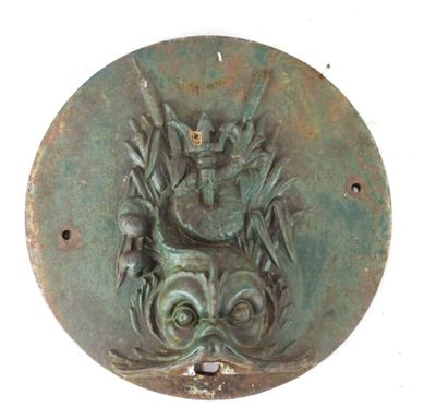 une plaque en bronze sur laquelle figurent un oiseau et un poisson