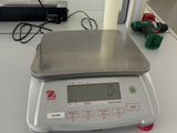 une image représentant une balance posée sur une table dans un laboratoire