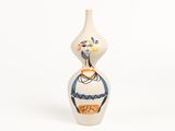 un vase blanc sur lequel est représentée une femme