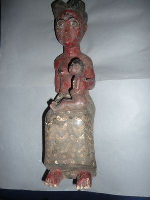 statue d'une femme tenant un bébé dans ses bras