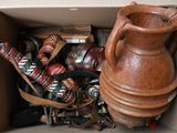 une boîte remplie d'objets assortis qui s'y trouvent