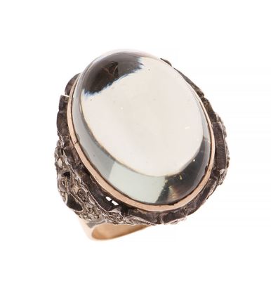 un gros plan d'une bague sur fond blanc, ornée d'une pierre noire et blanche