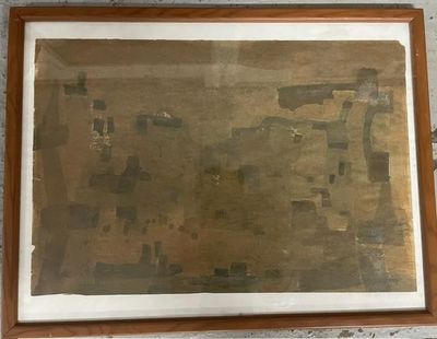 un tableau accroché au mur d'une pièce, avec un cadre en bois et une image sur le mur
