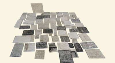 une photo représentant un tas de carreaux sur fond blanc