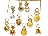 une image présentant une collection de breloques variées en or et en argent