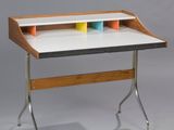 une image représentant un bureau avec un plateau blanc et un plateau en bois