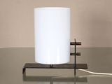 une lampe posée sur une table en verre