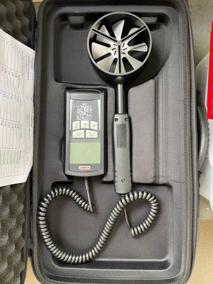 une valise posée sur une table, contenant un appareil électronique