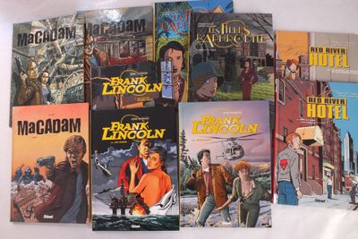 Six livres consacrés aux célèbres westerns sont alignés sur une surface blanche