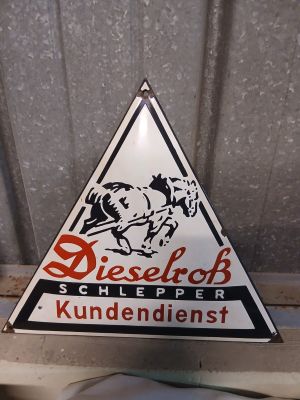 a sign that says dieselbo schlepper kundendienst on it