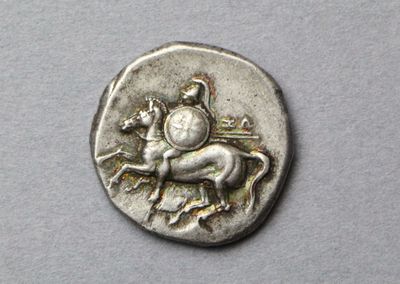 GRECE : CALABRE/TARENTE : Didrachme d’argent . Au revers Taras sur un  - Photo 1