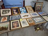 une table sur laquelle sont posées de nombreuses photos encadrées
