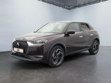 Le nouveau SUV DSX est exposé dans un showroom
