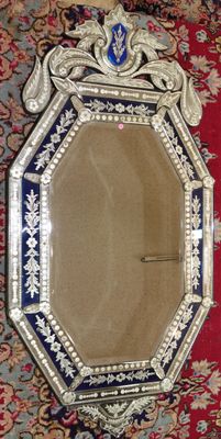 un miroir posé sur un tapis, à même le sol