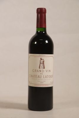 une bouteille de vin posée sur une table