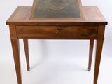 une image représentant une petite table en bois avec un plateau en cuir