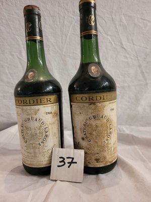 deux bouteilles de vin posées l'une à côté de l'autre sur une table