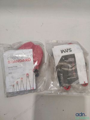 deux paquets posés sur une table
