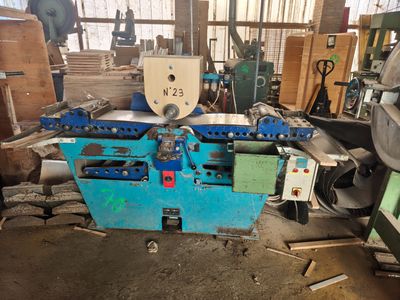 une machine qui se trouve dans une pièce où il y a de nombreuses pièces de bois