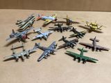 beaucoup d'avions miniatures posés sur une table