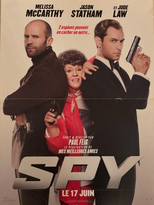 une affiche du film « Spy », mettant en scène deux hommes et une femme