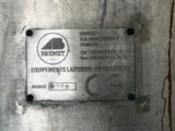 une plaque métallique fixée sur le mur latéral d'un immeuble
