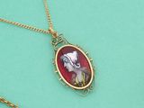 un collier sur lequel figure le portrait d'une femme