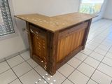 un comptoir en bois dans une pièce carrelée
